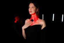 Gâtul și decolteul spun povestea pielii tale