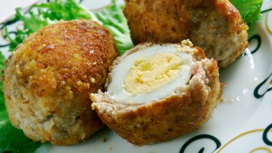 Chiftele umplute cu ouă fierte tari