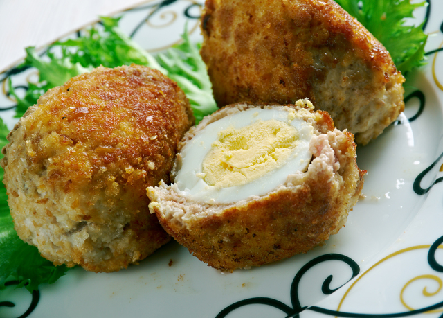 Chiftele umplute cu ouă fierte tari