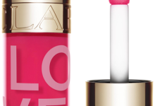 Glow-ul începe cu un zâmbet: buze juicy și cadouri care devin ritual