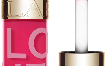 Glow-ul începe cu un zâmbet: buze juicy și cadouri care devin ritual