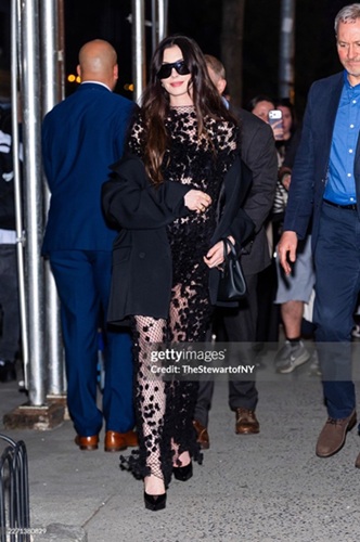 Anne Hathaway, îmbrăcată în Calvin Klein la petrecerea de lansare și sesiunea de Q&A dedicate filmul...
