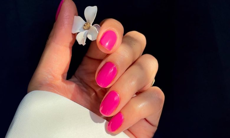 Tendințele de manichiură care definesc sezonul: pasteluri, buline și reflexe holografice