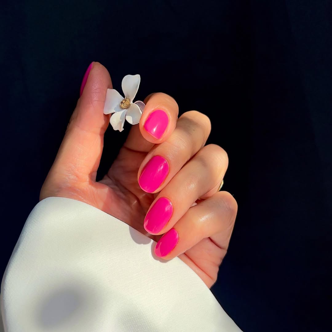 Tendințele de manichiură care definesc sezonul: pasteluri, buline și reflexe holografice