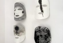 Arta întâlnește era algoritmilor la București: peste 30 de artiști din România și Polonia expun la Combinatul Fondului Plastic în cadrul expoziției „I wonder where the grass grows greener”