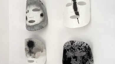 Arta întâlnește era algoritmilor la București: peste 30 de artiști din România și Polonia expun la Combinatul Fondului Plastic în cadrul expoziției „I wonder where the grass grows greener”