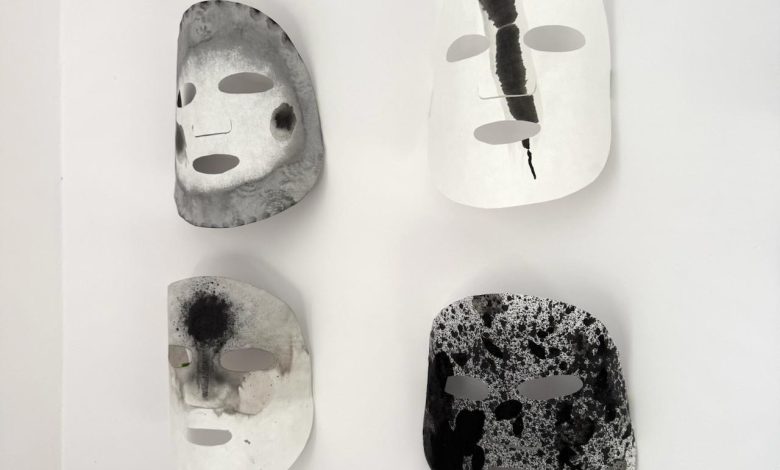 Arta întâlnește era algoritmilor la București: peste 30 de artiști din România și Polonia expun la Combinatul Fondului Plastic în cadrul expoziției „I wonder where the grass grows greener”