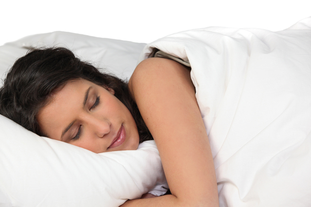 Ce se întâmplă cu pielea când dormim prost — și cum o putem ajuta să își revină?