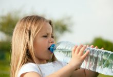 Căldura extremă: cele 5 recomandări ale pediatrilor pentru a proteja copiii în zilele caniculare