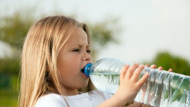 Căldura extremă: cele 5 recomandări ale pediatrilor pentru a proteja copiii în zilele caniculare