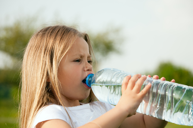 Căldura extremă: cele 5 recomandări ale pediatrilor pentru a proteja copiii în zilele caniculare