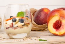 Tiramisu la pahar cu piersici și fructe de pădure