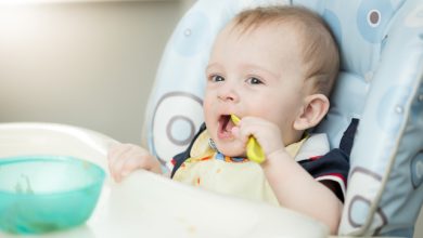 Fructele în înțărcare: când le introducem și cum le oferim în siguranță bebelușului