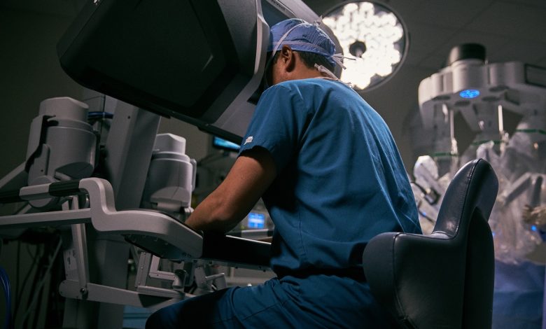 România ajunge la 31 de programe de chirurgie robotică da Vinci™, odată cu instalarea celui de-al optulea sistem în sectorul public de sănătate