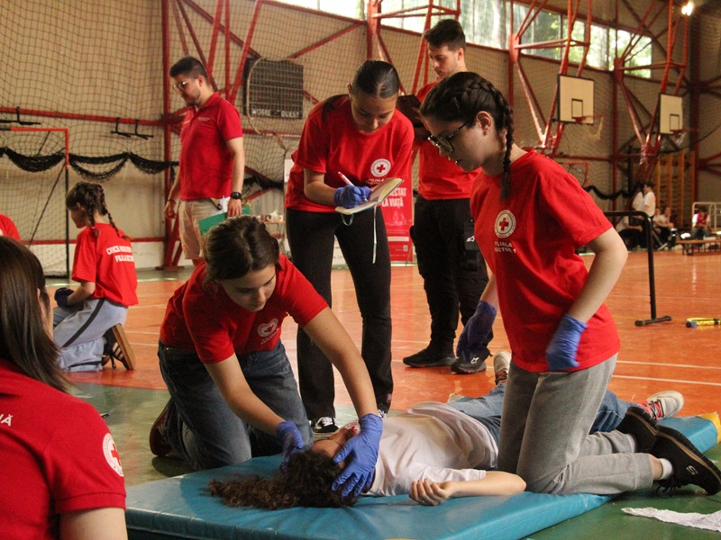 Elevi care învață să salveze vieți. Etapa pe sector a concursului „Sanitarii Pricepuți”