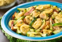 Paste cu dovlecei, speck și gorgonzola