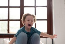 6 fraze care calmează un copil foarte agitat – fără țipete și fără conflicte