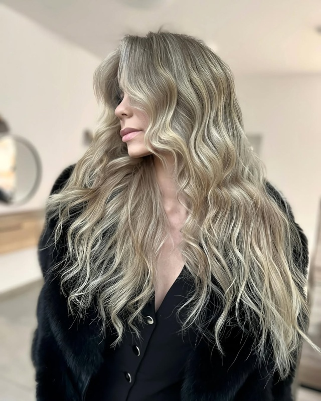 Șuvițele gri: alternativa modernă la blond pentru părul castaniu, negru și alb