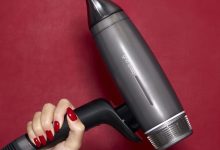 ghd transformă industria globală a îngrijirii părului prin extinderea gamei de produse profesionale de înfrumusețare – ghd (good hair day), liderul mondial în domeniul aparatelor profesionale de coafat, anunță o celebrare strategică a ecosistemului său complet și de înaltă performanță dedicat coafării. Deși este recunoscută la nivel mondial pentru plăcile sale de îndreptat părul inteligente, emblematice și multipremiate, marca ghd a revoluționat în mod discret și sistematic fiecare aspect al industriei aparatelor electrice de înfrumusețare. Prin inovație neîncetată și expertiză profesională profund înrădăcinată, portofoliul actual al brandului cuprinde uscătoare de păr de elită, ondulatoare avansate, perii încălzite pentru volum, perii de îngrijire de precizie pentru uz zilnic și instrumente revoluționare wet-to-dry. Ghidat de etosul fundamental de a oferi o „good hair day” în fiecare zi, fără a compromite sănătatea părului, centrul de cercetare și dezvoltare al ghd din Cambridge, Marea Britanie, extinde continuu limitele tehnologiei și ingineriei inteligente. Rezultatul este o gamă extrem de sofisticată și cuprinzătoare, concepută pentru a satisface toate tipurile de păr, texturi și necesități de coafare. Inovații revoluționare în domeniul produselor „wet-to-dry” În fruntea noii avangarde a tehnologiei pentru îngrijirea părului se află categoria revoluționară „wet-to-dry” de la ghd. Prin stăpânirea echilibrului delicat dintre fluxul de aer și căldura de suprafață, aparate precum ghd Duet Style și ghd Duet Blowdry permit consumatorilor să treacă de la părul ud la un finisaj impecabil folosind un singur aparat. Această categorie elimină complet deteriorarea cauzată de căldura extremă, conferind strălucire și netezime fără precedent direct pe părul ud, economisind timp și îmbunătățind semnificativ aspectul părului pe termen lung. Uscătoare de păr profesionale Concepută pentru a oferi viteza superioară specifică saloanelor de coafură și un control de precizie, gama de uscătoare de păr ghd prezintă soluția supremă care se remarcă: ghd Speed. Construit pe baza unei tehnologii avansate de ultimă generație, ghd Speed dispune de o configurație a motorului extrem de puternică, care optimizează aerodinamica internă pentru a maximiza fluxul de aer de mare viteză. O priză de aer proiectată cu precizie generează viteze ale fluxului de aer de până la 176 km/h. De asemenea, bobina de încălzire proiectată special este concepută pentru a asigura o distribuție uniformă și constantă a căldurii. Acest design accelerează considerabil performanța, oferind o experiență de uscare a părului mai rapidă în ansamblu, reducând în același timp semnificativ efortul depus la coafare. Împreună cu funcția Cool Shot, care scade instantaneu temperatura pentru a sigila cuticulele, acesta fixează instantaneu coafura. Acest uscător de top se alătură renumitului ghd Helios™ și modelului compact ghd Flight+™ pentru a garanta rezultate profesionale și o strălucire a părului de neegalat, indiferent de locul în care este folosit. Portofoliul de perii termice inteligente Pentru volum instantaneu, textură netedă și un păr impecabil chiar și a doua zi, ghd prezintă cu mândrie gama sa completă de perii de coafat. Piesa centrală a acestei categorii este peria de coafat volumizantă ghd Rise™, care utilizează tehnologia Ultra-Zone pentru a asigura o temperatură constantă de 185 °C pe toată suprafața cilindrului, oferind o creștere instantanee a volumului de două ori mai mare, de la rădăcini până la vârfuri. Pentru netezire, peria clasică ghd Glide disciplinează părul uscat fără efort, pentru un finisaj natural și catifelat. Pentru a-și extinde portofoliul și a răspunde cerințelor diverse privind textura și densitatea părului, ghd lansează noile modele ghd Glide+ și ghd Glide+ Max, rapide și ușor de utilizat, pentru rezultate ultra fine. Aceste noi produse oferă suprafețe mai largi, o densitate îmbunătățită a perișorilor ceramici și o distribuție avansată a căldurii, fiind concepute special pentru părul lung, gros și creț — oferind un control de neegalat, netezire mai rapidă și un aspect impecabil, ca la salon, în jumătate din timp. Ondulatoare de precizie (ghd Curve®) Gama ghd curve® răspunde cererii universale de bucle și valuri de lungă durată, care își păstrează aspectul sănătos. Cu o selecție completă de ondulatoare– inclusiv Creative Curl Wand și Classic Wave Wand – gama încorporează tehnologia brevetată Ultra-Zone™. Această tehnologie inteligentă reacționează direct la grosimea șuviței de păr, garantând menținerea uniformă a temperaturii optime de coafare de 185 °C pe întreaga suprafață a cilindrului, pentru bucle care rămân impecabile timp de 24 de ore. Perii profesionale esențiale și produse de styling Conștientizând faptul că un finisaj perfect începe cu o bază adecvată, ghd oferă o gamă atent selecționată de perii profesionale de îngrijire a părului, inclusiv perii radiale ceramice cu orificii de aerisire, perii plate și piepteni cu coadă, special concepute pentru fiecare etapă de pregătire și separare a șuvițelor. Împreună cu gama de produse de coafare cu protecție termică ghd Rehab și Bodyguard, formulate științific, aceste produse esențiale funcționează în simbioză perfectă cu instrumentele de coafare încălzite pentru a proteja părul împotriva uzurii termice zilnice, oferind în același timp volum, densitate și strălucire părului. Despre ghd ghd, un brand britanic emblematic, acronim pentru „good hair day”, este un punct de referință la nivel mondial în sectorul tehnologiei de înfrumusețare și marca numărul unu de plăci de îndreptat părul în Regatul Unit. Prezent în peste 50.000 de saloane din întreaga lume, ghd aduce excelența tehnologică și inovația științifică direct în mâinile stiliștilor și consumatorilor. Combinând știința cu frumusețea și stilul, ghd continuă să revoluționeze lumea coafării cu ajutorul tehnologiilor de ultimă generație și al designurilor rafinate. Instrumentele sale de coafare, dezvoltate pentru a oferi rezultate de înaltă performanță, respectând în același timp sănătatea părului, au devenit esențiale în rutina zilnică atât a profesioniștilor, cât și a consumatorilor. Iubite și apreciate de experții din industrie, instrumentele ghd sunt, de asemenea, o prezență cheie în culisele săptămânilor modei, unde contribuie la aducerea la viață a celor mai noi tendințe în materie de coafură, în colaborare cu branduri de modă emblematice precum Missoni, Max Mara, Sportmax, Roberto Cavalli și Victoria Beckham. Recunoscut la nivel global pentru performanța ridicată și rezultatele vizibile, ghd vinde peste 3 milioane de produse anual și a câștigat peste 500 de premii de frumusețe. Toate instrumentele ghd funcționează la o temperatură optimă de coafare de 185 °C, asigurând rezultate de lungă durată fără deteriorarea părului cauzată de căldura excesivă.