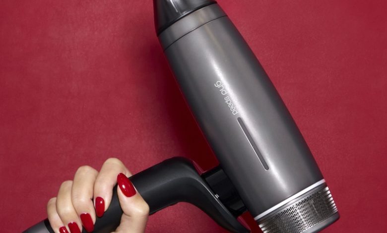 ghd transformă industria globală a îngrijirii părului prin extinderea gamei de produse profesionale de înfrumusețare – ghd (good hair day), liderul mondial în domeniul aparatelor profesionale de coafat, anunță o celebrare strategică a ecosistemului său complet și de înaltă performanță dedicat coafării. Deși este recunoscută la nivel mondial pentru plăcile sale de îndreptat părul inteligente, emblematice și multipremiate, marca ghd a revoluționat în mod discret și sistematic fiecare aspect al industriei aparatelor electrice de înfrumusețare. Prin inovație neîncetată și expertiză profesională profund înrădăcinată, portofoliul actual al brandului cuprinde uscătoare de păr de elită, ondulatoare avansate, perii încălzite pentru volum, perii de îngrijire de precizie pentru uz zilnic și instrumente revoluționare wet-to-dry. Ghidat de etosul fundamental de a oferi o „good hair day” în fiecare zi, fără a compromite sănătatea părului, centrul de cercetare și dezvoltare al ghd din Cambridge, Marea Britanie, extinde continuu limitele tehnologiei și ingineriei inteligente. Rezultatul este o gamă extrem de sofisticată și cuprinzătoare, concepută pentru a satisface toate tipurile de păr, texturi și necesități de coafare. Inovații revoluționare în domeniul produselor „wet-to-dry” În fruntea noii avangarde a tehnologiei pentru îngrijirea părului se află categoria revoluționară „wet-to-dry” de la ghd. Prin stăpânirea echilibrului delicat dintre fluxul de aer și căldura de suprafață, aparate precum ghd Duet Style și ghd Duet Blowdry permit consumatorilor să treacă de la părul ud la un finisaj impecabil folosind un singur aparat. Această categorie elimină complet deteriorarea cauzată de căldura extremă, conferind strălucire și netezime fără precedent direct pe părul ud, economisind timp și îmbunătățind semnificativ aspectul părului pe termen lung. Uscătoare de păr profesionale Concepută pentru a oferi viteza superioară specifică saloanelor de coafură și un control de precizie, gama de uscătoare de păr ghd prezintă soluția supremă care se remarcă: ghd Speed. Construit pe baza unei tehnologii avansate de ultimă generație, ghd Speed dispune de o configurație a motorului extrem de puternică, care optimizează aerodinamica internă pentru a maximiza fluxul de aer de mare viteză. O priză de aer proiectată cu precizie generează viteze ale fluxului de aer de până la 176 km/h. De asemenea, bobina de încălzire proiectată special este concepută pentru a asigura o distribuție uniformă și constantă a căldurii. Acest design accelerează considerabil performanța, oferind o experiență de uscare a părului mai rapidă în ansamblu, reducând în același timp semnificativ efortul depus la coafare. Împreună cu funcția Cool Shot, care scade instantaneu temperatura pentru a sigila cuticulele, acesta fixează instantaneu coafura. Acest uscător de top se alătură renumitului ghd Helios™ și modelului compact ghd Flight+™ pentru a garanta rezultate profesionale și o strălucire a părului de neegalat, indiferent de locul în care este folosit. Portofoliul de perii termice inteligente Pentru volum instantaneu, textură netedă și un păr impecabil chiar și a doua zi, ghd prezintă cu mândrie gama sa completă de perii de coafat. Piesa centrală a acestei categorii este peria de coafat volumizantă ghd Rise™, care utilizează tehnologia Ultra-Zone pentru a asigura o temperatură constantă de 185 °C pe toată suprafața cilindrului, oferind o creștere instantanee a volumului de două ori mai mare, de la rădăcini până la vârfuri. Pentru netezire, peria clasică ghd Glide disciplinează părul uscat fără efort, pentru un finisaj natural și catifelat. Pentru a-și extinde portofoliul și a răspunde cerințelor diverse privind textura și densitatea părului, ghd lansează noile modele ghd Glide+ și ghd Glide+ Max, rapide și ușor de utilizat, pentru rezultate ultra fine. Aceste noi produse oferă suprafețe mai largi, o densitate îmbunătățită a perișorilor ceramici și o distribuție avansată a căldurii, fiind concepute special pentru părul lung, gros și creț — oferind un control de neegalat, netezire mai rapidă și un aspect impecabil, ca la salon, în jumătate din timp. Ondulatoare de precizie (ghd Curve®) Gama ghd curve® răspunde cererii universale de bucle și valuri de lungă durată, care își păstrează aspectul sănătos. Cu o selecție completă de ondulatoare– inclusiv Creative Curl Wand și Classic Wave Wand – gama încorporează tehnologia brevetată Ultra-Zone™. Această tehnologie inteligentă reacționează direct la grosimea șuviței de păr, garantând menținerea uniformă a temperaturii optime de coafare de 185 °C pe întreaga suprafață a cilindrului, pentru bucle care rămân impecabile timp de 24 de ore. Perii profesionale esențiale și produse de styling Conștientizând faptul că un finisaj perfect începe cu o bază adecvată, ghd oferă o gamă atent selecționată de perii profesionale de îngrijire a părului, inclusiv perii radiale ceramice cu orificii de aerisire, perii plate și piepteni cu coadă, special concepute pentru fiecare etapă de pregătire și separare a șuvițelor. Împreună cu gama de produse de coafare cu protecție termică ghd Rehab și Bodyguard, formulate științific, aceste produse esențiale funcționează în simbioză perfectă cu instrumentele de coafare încălzite pentru a proteja părul împotriva uzurii termice zilnice, oferind în același timp volum, densitate și strălucire părului. Despre ghd ghd, un brand britanic emblematic, acronim pentru „good hair day”, este un punct de referință la nivel mondial în sectorul tehnologiei de înfrumusețare și marca numărul unu de plăci de îndreptat părul în Regatul Unit. Prezent în peste 50.000 de saloane din întreaga lume, ghd aduce excelența tehnologică și inovația științifică direct în mâinile stiliștilor și consumatorilor. Combinând știința cu frumusețea și stilul, ghd continuă să revoluționeze lumea coafării cu ajutorul tehnologiilor de ultimă generație și al designurilor rafinate. Instrumentele sale de coafare, dezvoltate pentru a oferi rezultate de înaltă performanță, respectând în același timp sănătatea părului, au devenit esențiale în rutina zilnică atât a profesioniștilor, cât și a consumatorilor. Iubite și apreciate de experții din industrie, instrumentele ghd sunt, de asemenea, o prezență cheie în culisele săptămânilor modei, unde contribuie la aducerea la viață a celor mai noi tendințe în materie de coafură, în colaborare cu branduri de modă emblematice precum Missoni, Max Mara, Sportmax, Roberto Cavalli și Victoria Beckham. Recunoscut la nivel global pentru performanța ridicată și rezultatele vizibile, ghd vinde peste 3 milioane de produse anual și a câștigat peste 500 de premii de frumusețe. Toate instrumentele ghd funcționează la o temperatură optimă de coafare de 185 °C, asigurând rezultate de lungă durată fără deteriorarea părului cauzată de căldura excesivă.