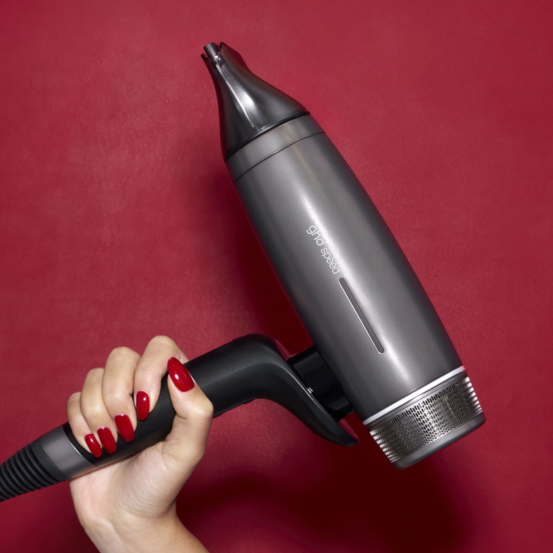 ghd transformă industria globală a îngrijirii părului prin extinderea gamei de produse profesionale de înfrumusețare – ghd (good hair day), liderul mondial în domeniul aparatelor profesionale de coafat, anunță o celebrare strategică a ecosistemului său complet și de înaltă performanță dedicat coafării. Deși este recunoscută la nivel mondial pentru plăcile sale de îndreptat părul inteligente, emblematice și multipremiate, marca ghd a revoluționat în mod discret și sistematic fiecare aspect al industriei aparatelor electrice de înfrumusețare. Prin inovație neîncetată și expertiză profesională profund înrădăcinată, portofoliul actual al brandului cuprinde uscătoare de păr de elită, ondulatoare avansate, perii încălzite pentru volum, perii de îngrijire de precizie pentru uz zilnic și instrumente revoluționare wet-to-dry. Ghidat de etosul fundamental de a oferi o „good hair day” în fiecare zi, fără a compromite sănătatea părului, centrul de cercetare și dezvoltare al ghd din Cambridge, Marea Britanie, extinde continuu limitele tehnologiei și ingineriei inteligente. Rezultatul este o gamă extrem de sofisticată și cuprinzătoare, concepută pentru a satisface toate tipurile de păr, texturi și necesități de coafare. Inovații revoluționare în domeniul produselor „wet-to-dry” În fruntea noii avangarde a tehnologiei pentru îngrijirea părului se află categoria revoluționară „wet-to-dry” de la ghd. Prin stăpânirea echilibrului delicat dintre fluxul de aer și căldura de suprafață, aparate precum ghd Duet Style și ghd Duet Blowdry permit consumatorilor să treacă de la părul ud la un finisaj impecabil folosind un singur aparat. Această categorie elimină complet deteriorarea cauzată de căldura extremă, conferind strălucire și netezime fără precedent direct pe părul ud, economisind timp și îmbunătățind semnificativ aspectul părului pe termen lung. Uscătoare de păr profesionale Concepută pentru a oferi viteza superioară specifică saloanelor de coafură și un control de precizie, gama de uscătoare de păr ghd prezintă soluția supremă care se remarcă: ghd Speed. Construit pe baza unei tehnologii avansate de ultimă generație, ghd Speed dispune de o configurație a motorului extrem de puternică, care optimizează aerodinamica internă pentru a maximiza fluxul de aer de mare viteză. O priză de aer proiectată cu precizie generează viteze ale fluxului de aer de până la 176 km/h. De asemenea, bobina de încălzire proiectată special este concepută pentru a asigura o distribuție uniformă și constantă a căldurii. Acest design accelerează considerabil performanța, oferind o experiență de uscare a părului mai rapidă în ansamblu, reducând în același timp semnificativ efortul depus la coafare. Împreună cu funcția Cool Shot, care scade instantaneu temperatura pentru a sigila cuticulele, acesta fixează instantaneu coafura. Acest uscător de top se alătură renumitului ghd Helios™ și modelului compact ghd Flight+™ pentru a garanta rezultate profesionale și o strălucire a părului de neegalat, indiferent de locul în care este folosit. Portofoliul de perii termice inteligente Pentru volum instantaneu, textură netedă și un păr impecabil chiar și a doua zi, ghd prezintă cu mândrie gama sa completă de perii de coafat. Piesa centrală a acestei categorii este peria de coafat volumizantă ghd Rise™, care utilizează tehnologia Ultra-Zone pentru a asigura o temperatură constantă de 185 °C pe toată suprafața cilindrului, oferind o creștere instantanee a volumului de două ori mai mare, de la rădăcini până la vârfuri. Pentru netezire, peria clasică ghd Glide disciplinează părul uscat fără efort, pentru un finisaj natural și catifelat. Pentru a-și extinde portofoliul și a răspunde cerințelor diverse privind textura și densitatea părului, ghd lansează noile modele ghd Glide+ și ghd Glide+ Max, rapide și ușor de utilizat, pentru rezultate ultra fine. Aceste noi produse oferă suprafețe mai largi, o densitate îmbunătățită a perișorilor ceramici și o distribuție avansată a căldurii, fiind concepute special pentru părul lung, gros și creț — oferind un control de neegalat, netezire mai rapidă și un aspect impecabil, ca la salon, în jumătate din timp. Ondulatoare de precizie (ghd Curve®) Gama ghd curve® răspunde cererii universale de bucle și valuri de lungă durată, care își păstrează aspectul sănătos. Cu o selecție completă de ondulatoare– inclusiv Creative Curl Wand și Classic Wave Wand – gama încorporează tehnologia brevetată Ultra-Zone™. Această tehnologie inteligentă reacționează direct la grosimea șuviței de păr, garantând menținerea uniformă a temperaturii optime de coafare de 185 °C pe întreaga suprafață a cilindrului, pentru bucle care rămân impecabile timp de 24 de ore. Perii profesionale esențiale și produse de styling Conștientizând faptul că un finisaj perfect începe cu o bază adecvată, ghd oferă o gamă atent selecționată de perii profesionale de îngrijire a părului, inclusiv perii radiale ceramice cu orificii de aerisire, perii plate și piepteni cu coadă, special concepute pentru fiecare etapă de pregătire și separare a șuvițelor. Împreună cu gama de produse de coafare cu protecție termică ghd Rehab și Bodyguard, formulate științific, aceste produse esențiale funcționează în simbioză perfectă cu instrumentele de coafare încălzite pentru a proteja părul împotriva uzurii termice zilnice, oferind în același timp volum, densitate și strălucire părului. Despre ghd ghd, un brand britanic emblematic, acronim pentru „good hair day”, este un punct de referință la nivel mondial în sectorul tehnologiei de înfrumusețare și marca numărul unu de plăci de îndreptat părul în Regatul Unit. Prezent în peste 50.000 de saloane din întreaga lume, ghd aduce excelența tehnologică și inovația științifică direct în mâinile stiliștilor și consumatorilor. Combinând știința cu frumusețea și stilul, ghd continuă să revoluționeze lumea coafării cu ajutorul tehnologiilor de ultimă generație și al designurilor rafinate. Instrumentele sale de coafare, dezvoltate pentru a oferi rezultate de înaltă performanță, respectând în același timp sănătatea părului, au devenit esențiale în rutina zilnică atât a profesioniștilor, cât și a consumatorilor. Iubite și apreciate de experții din industrie, instrumentele ghd sunt, de asemenea, o prezență cheie în culisele săptămânilor modei, unde contribuie la aducerea la viață a celor mai noi tendințe în materie de coafură, în colaborare cu branduri de modă emblematice precum Missoni, Max Mara, Sportmax, Roberto Cavalli și Victoria Beckham. Recunoscut la nivel global pentru performanța ridicată și rezultatele vizibile, ghd vinde peste 3 milioane de produse anual și a câștigat peste 500 de premii de frumusețe. Toate instrumentele ghd funcționează la o temperatură optimă de coafare de 185 °C, asigurând rezultate de lungă durată fără deteriorarea părului cauzată de căldura excesivă.