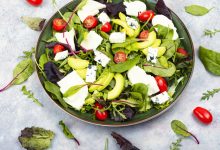 Salată de vară cu mozzarella, roșii și avocado