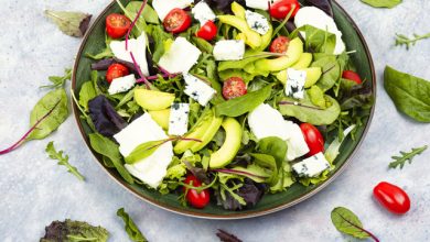 Salată de vară cu mozzarella, roșii și avocado