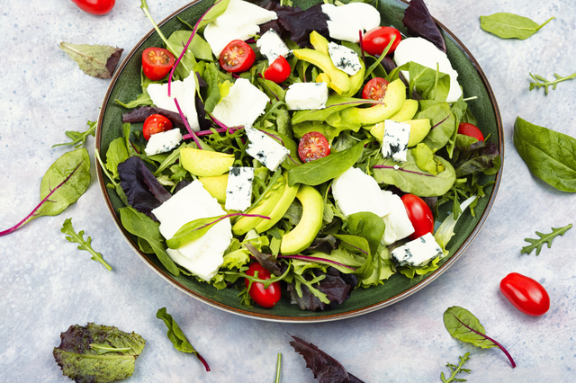 Salată de vară cu mozzarella, roșii și avocado