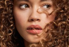6 seruri anti‑frizz aprobate de hairstyliști pentru un păr neted, disciplinat și strălucitor