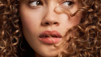 6 seruri anti‑frizz aprobate de hairstyliști pentru un păr neted, disciplinat și strălucitor
