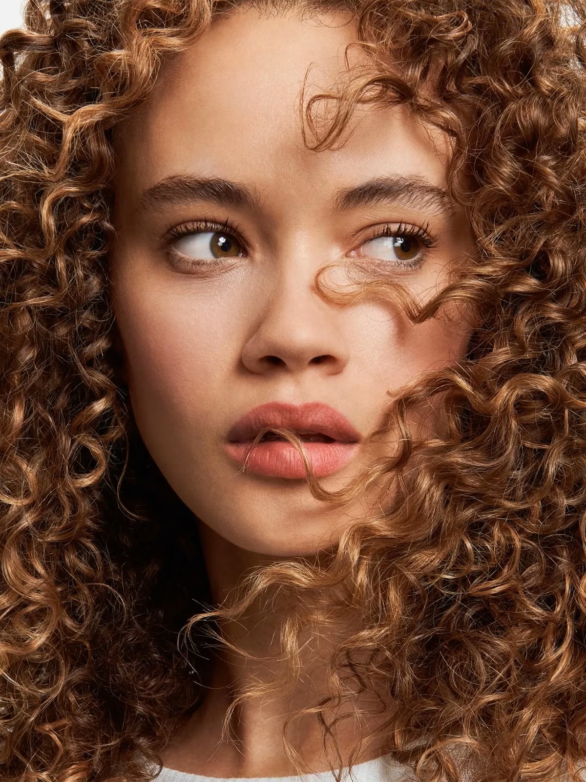 6 seruri anti‑frizz aprobate de hairstyliști pentru un păr neted, disciplinat și strălucitor