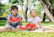 Ce mănâncă copiii vara? Ghid prietenos pentru părinți