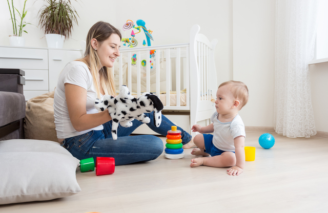 7 activități Montessori simple: pentru bebeluși între 3 și 6 luni