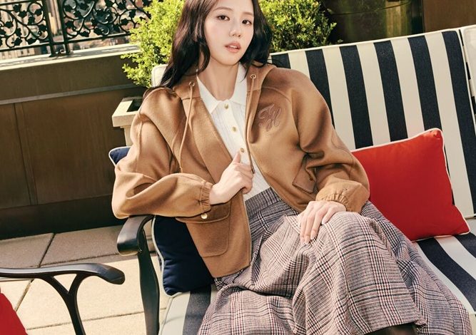 TOMMY HILFIGER O INVITĂ PE JISOO ÎN LUMEA SA DIN NEW YORK ȘI ÎN THE PLAZA PENTRU TOAMNA ANULUI 2026