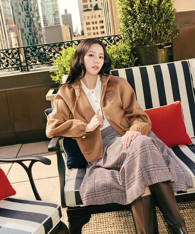 TOMMY HILFIGER O INVITĂ PE JISOO ÎN LUMEA SA DIN NEW YORK ȘI ÎN THE PLAZA PENTRU TOAMNA ANULUI 2026