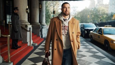 TOMMY HILFIGER ÎI INVITĂ PE TRAVIS KELCE ȘI PRIETENII SĂI LA THE PLAZA, ÎN UNIVERSUL SĂU NEW YORKEZ, PENTRU TOAMNA 2026