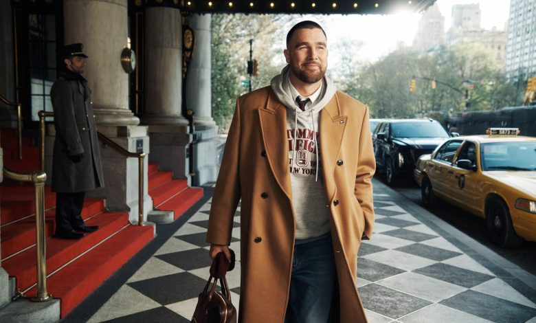TOMMY HILFIGER ÎI INVITĂ PE TRAVIS KELCE ȘI PRIETENII SĂI LA THE PLAZA, ÎN UNIVERSUL SĂU NEW YORKEZ, PENTRU TOAMNA 2026