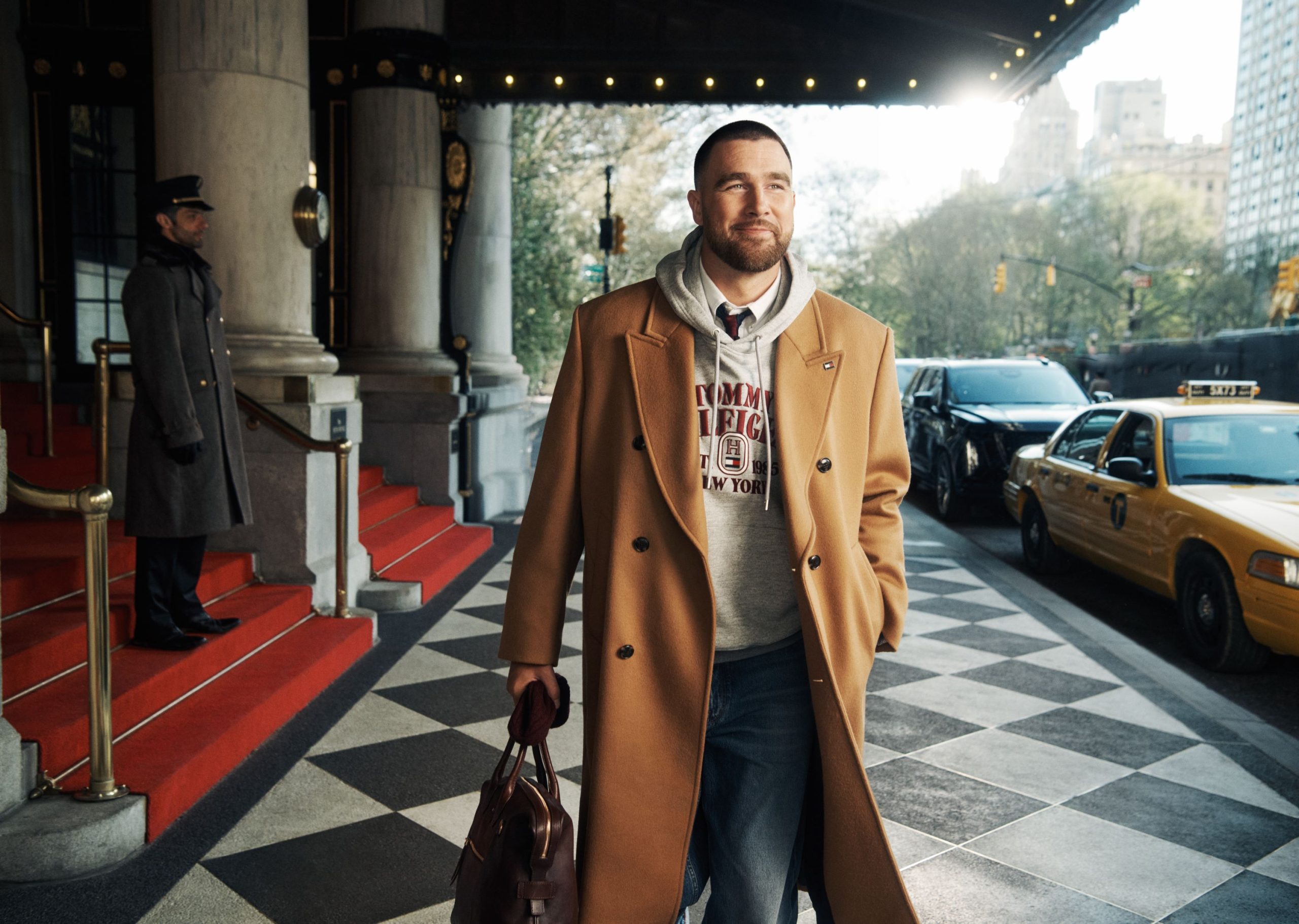 TOMMY HILFIGER ÎI INVITĂ PE TRAVIS KELCE ȘI PRIETENII SĂI LA THE PLAZA, ÎN UNIVERSUL SĂU NEW YORKEZ, PENTRU TOAMNA 2026