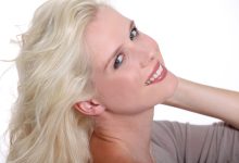 Blondul platinat revine în tendințe: nuanța sofisticată care pune în valoare orice vârstă