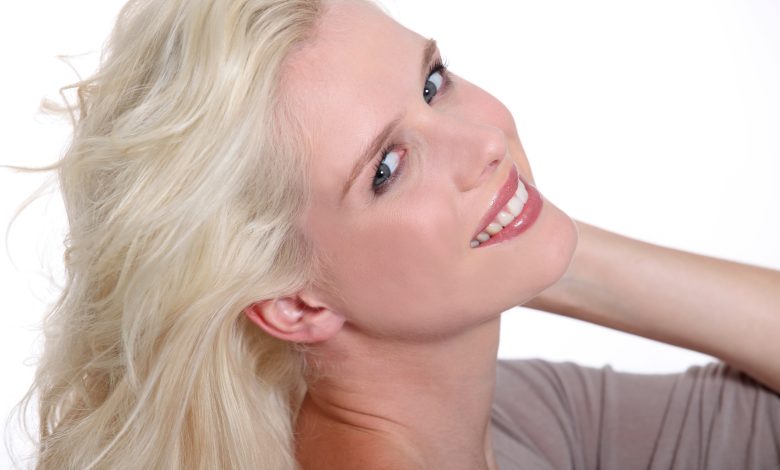 Blondul platinat revine în tendințe: nuanța sofisticată care pune în valoare orice vârstă
