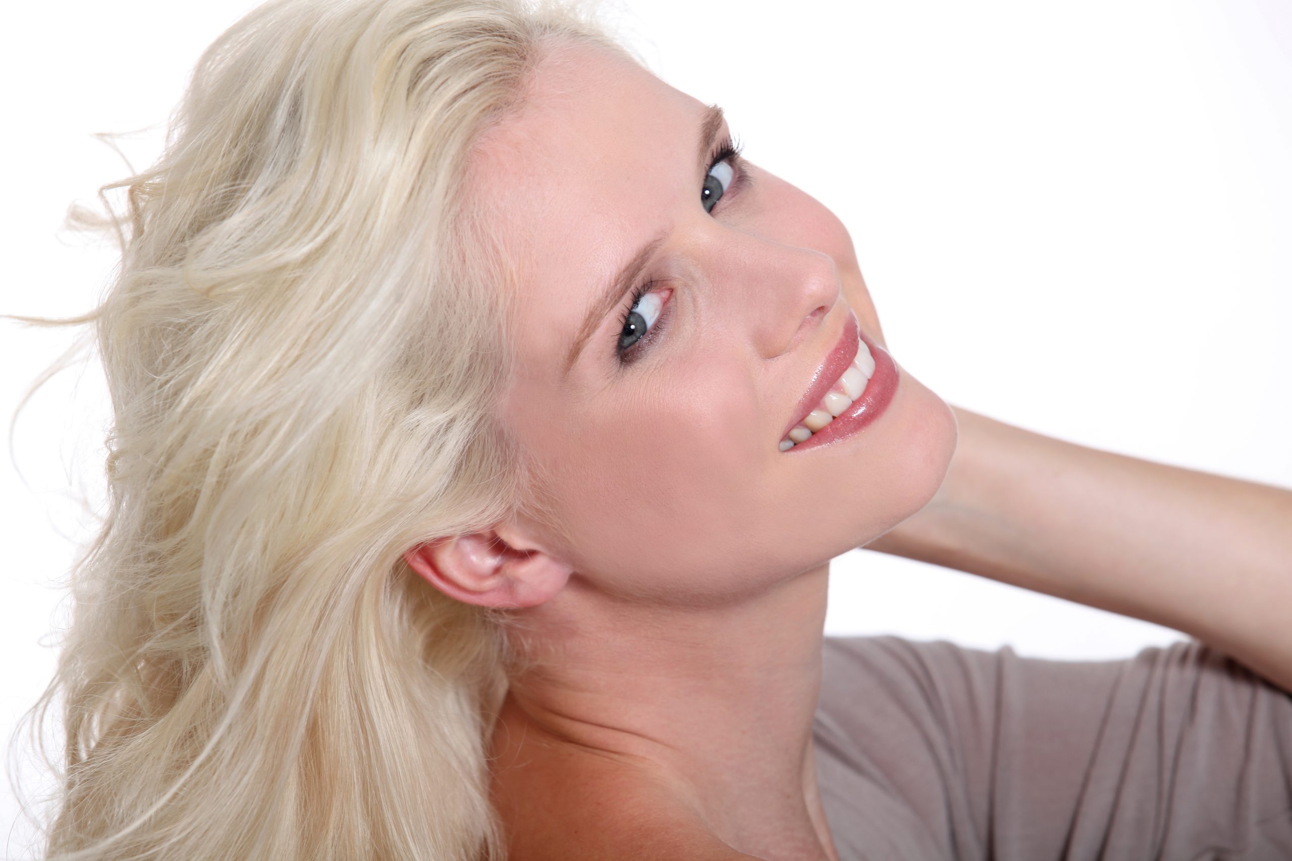 Blondul platinat revine în tendințe: nuanța sofisticată care pune în valoare orice vârstă