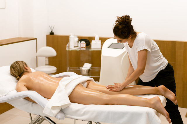 Top 3 masaje de toamnă: ritualuri care încălzesc, repară și echilibrează corpul