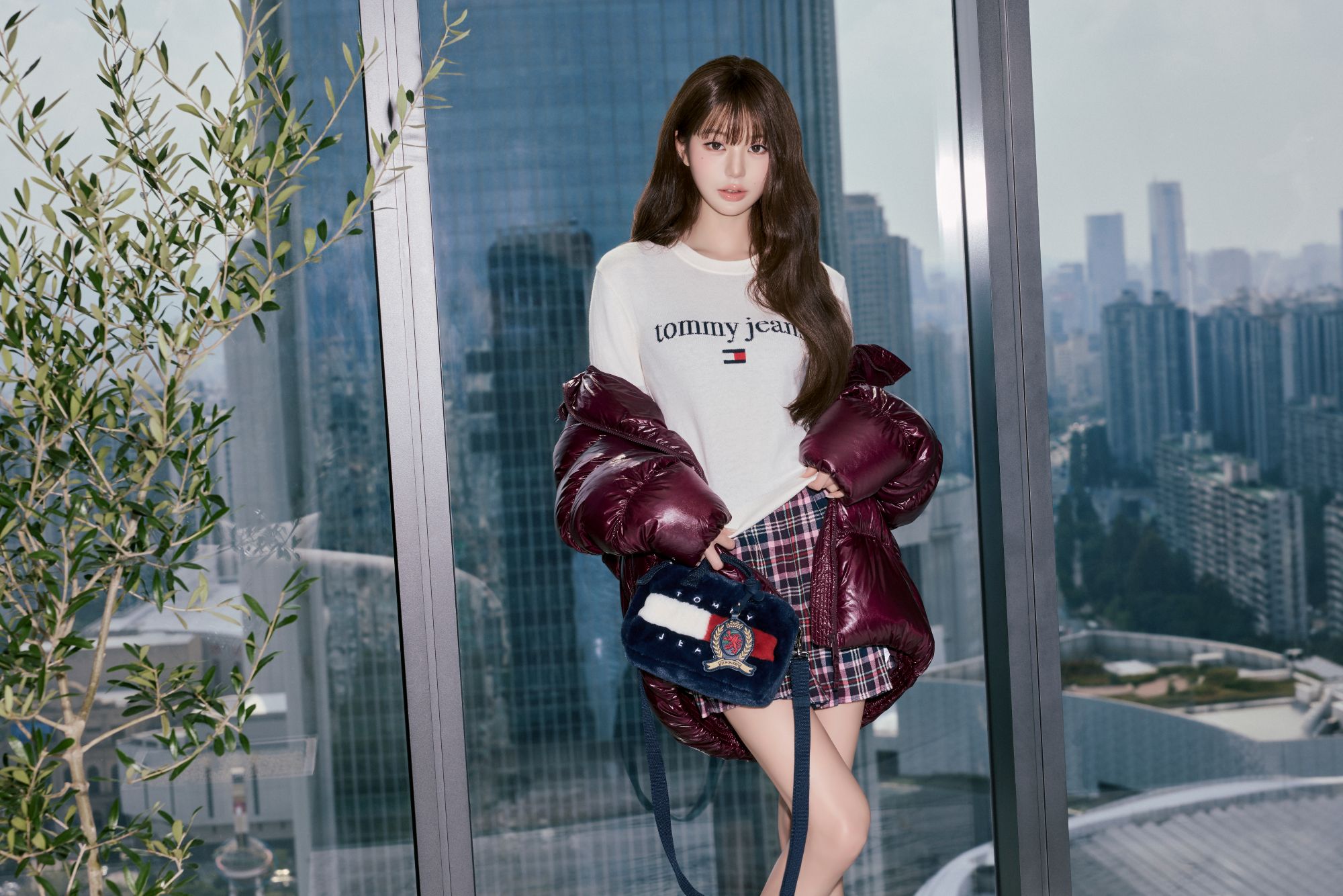 TOMMY JEANS DEZVĂLUIE CAMPANIA DE TOAMNĂ 2026 CU AMBASADOAREA GLOBALĂ A BRANDULUI JANG WONYOUNG