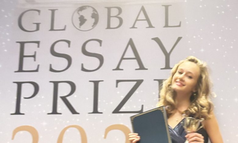O adolescentă italo-română de 15 ani din România, pe podiumul unei competiții internaționale de eseuri: premiul al III-lea la John Locke Global Essay Prize 2026