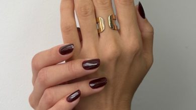 Unghii dark chic: cele mai elegante nuanțe pentru finalul toamnei