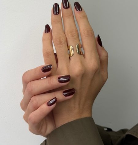 Unghii dark chic: cele mai elegante nuanțe pentru finalul toamnei