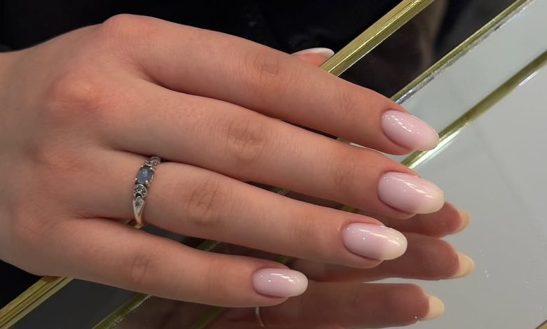 Pink blush nails: manichiura roz care aduce eleganța discretă a toamnei