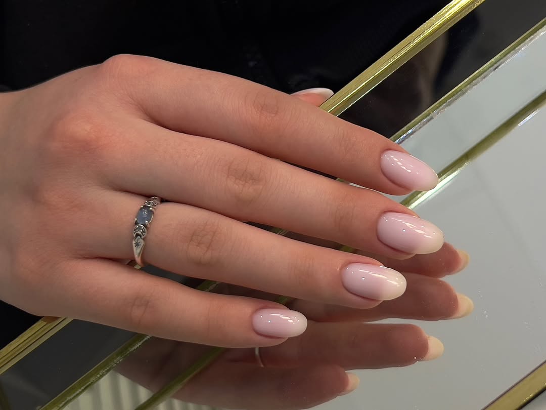 Pink blush nails: manichiura roz care aduce eleganța discretă a toamnei